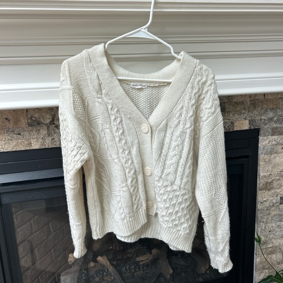 Elegant Ivory Cable Knit Cardigan - Picture 2 of 5